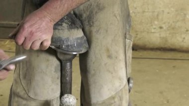 bir usta nalbant Değiştir nal