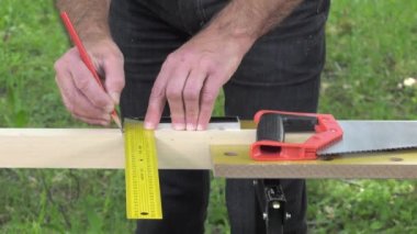 bir ahşap Ahşap kare testere gördüm