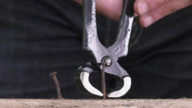 bir marangoz ipucu pense ile çekerek