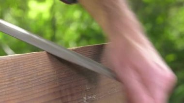 Bir ahşap törpülemek kullanarak bir tahta kenarında