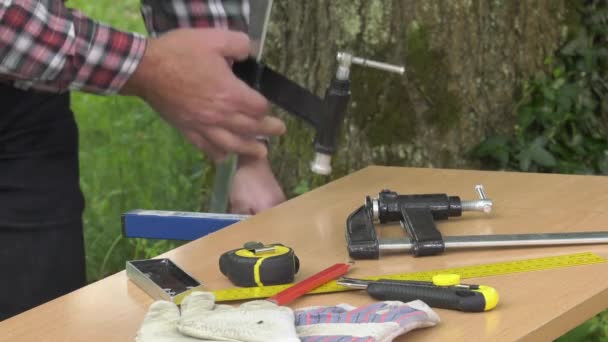 Verriegelung einer Melaminplatte mit einer Kolbenklemme — Stockvideo