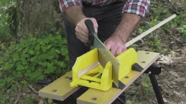 Corte de cortes mitered usando serra e caixa de mitra — Vídeo de Stock