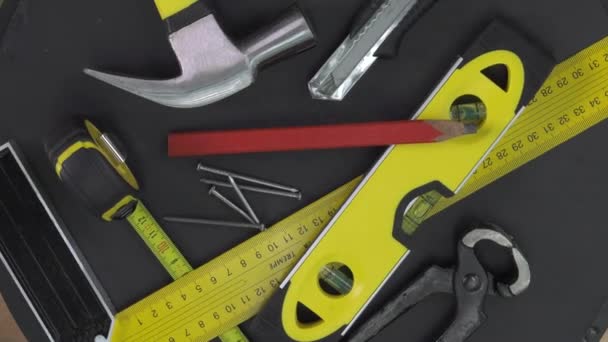 Инструменты плотника на вращающемся столе — стоковое видео