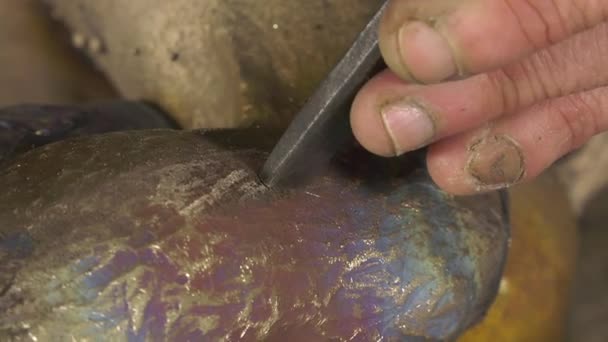 Meulage et finition de la statue en bronze — Video