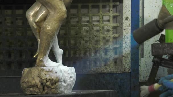 Verlegung einer Patina aus Titanweiß auf Bronze — Stockvideo