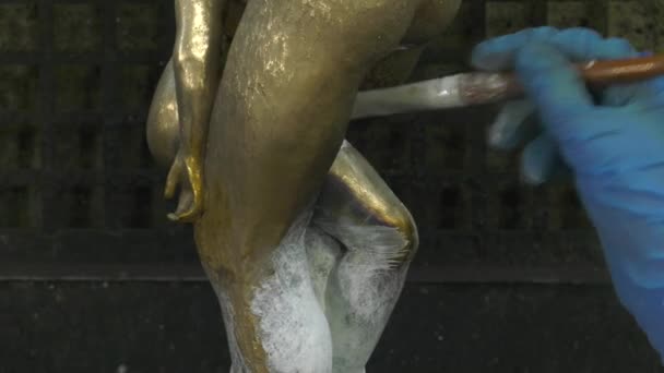 Om en patina från Titan vitt på brons — Stockvideo