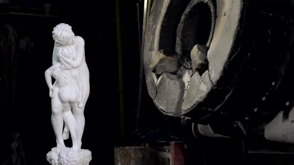 Statyn färdig på en skivspelare — Stockvideo