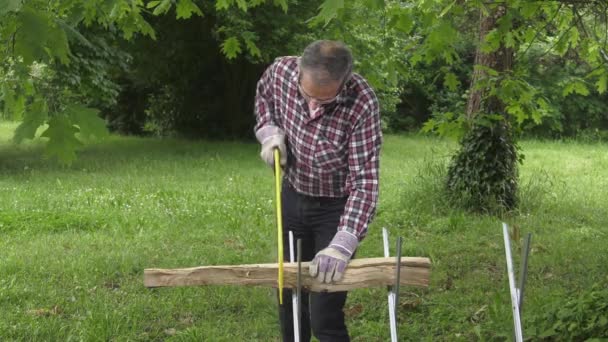 Handyman sega tronchi di quercia a mano — Video Stock