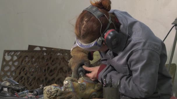 Broušení a povrchová úprava bronzová socha — Stock video