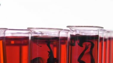 Tüp boya bir damla dökülen kırmızı sıvı kristal ile