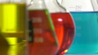 Bir Erlenmeyer flask coşkulu bir çubuk hareketi