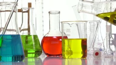 Bir Erlenmeyer kullanarak bir ölçek sarı sıvı dökme