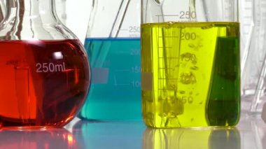 Bir Erlenmeyer kullanarak bir ölçek sarı sıvı dökme