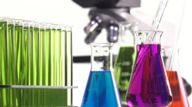 bir pipet kullanarak sıvı örneği
