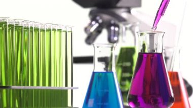 bir pipet kullanarak iquid dökme