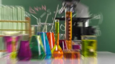 Sarı sıvı ile dolu bir şişe büyütmek