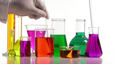 bir cam çubuk karıştırıcı kullanarak kışkırtmaktan