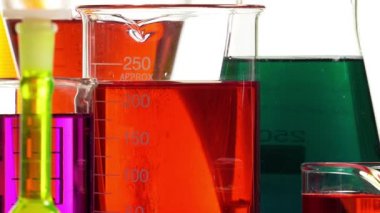 neşesinden bir ölçek kırmızı sıvı kristal ile