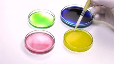 beyaz sıvı damlacıkları bir pipet bir kabında kullanarak yatırma