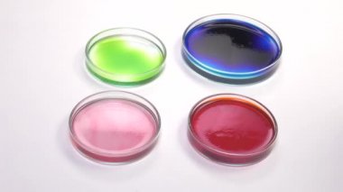 beyaz sıvı damlacıkları bir pipet bir kabında kullanarak yatırma