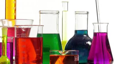 coşku içinde çeşitli renklerde birkaç şişe