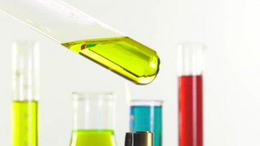 bir test tüpünde Bunsen brülör üzerinde ısıtmalı