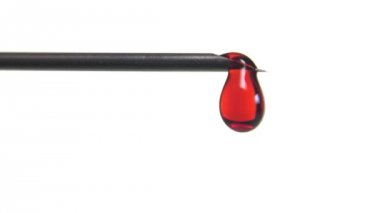 bir şırınga piston iğneden sızıntı kan damlaları