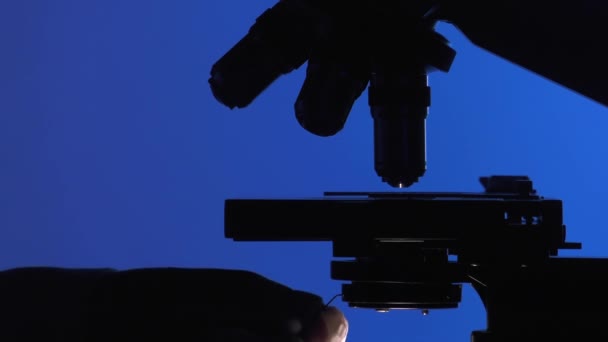 Людина маніпулює мікроскопом — стокове відео