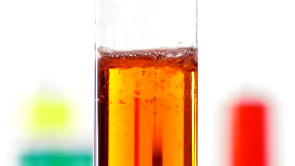 Reacção de um líquido contendo bicarbonato de sódio com ácido — Vídeo de Stock