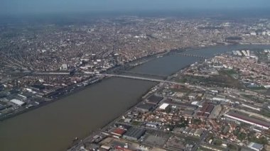 Nehrin 2 tarafında bordo