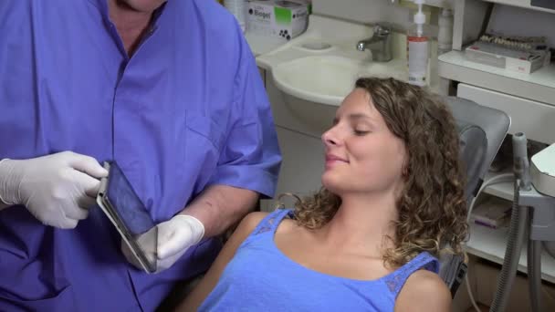 Il dentista dice radiografia tablet — Video Stock