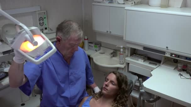 Стоматолог устанавливает проектор — стоковое видео