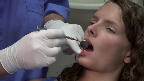 Dentiste examinant son patient — Video