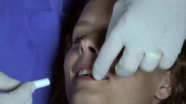 Dentiste mettre des rouleaux de coton — Video