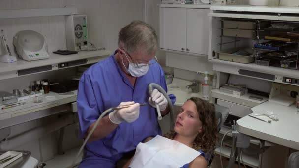 Dentista utilizza la sua turbina — Video Stock