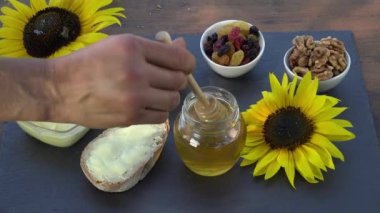 Tatlım, ekmek, tereyağı ve kurutulmuş meyve