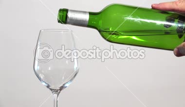 beyaz şarap cam içine akan
