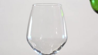 beyaz şarap cam içine akan
