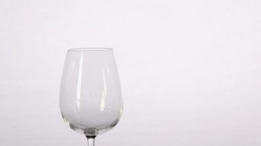 Pembe şarap cam içine akan