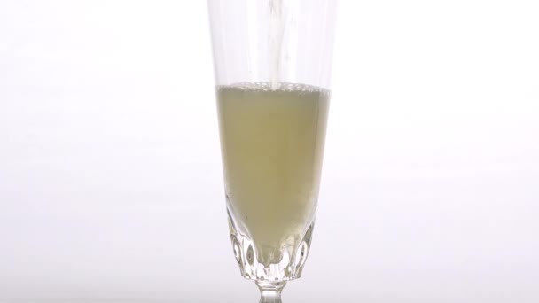 Champagne stroomt in glas — Stockvideo