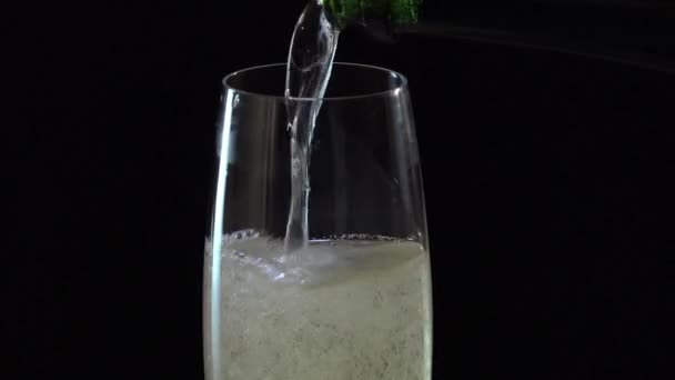 Champagner fließt ins Glas — Stockvideo