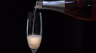 Pembe şampanya içine akan