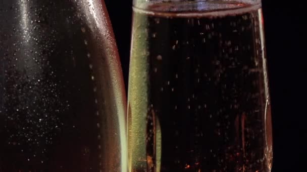 Verre frais et bouteille de champagne rose — Video