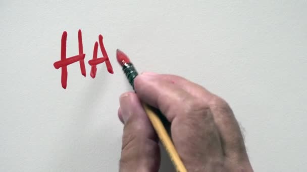 Human hand writing word "HAPPY BIRTHDAY" with red gouache — Stock Video