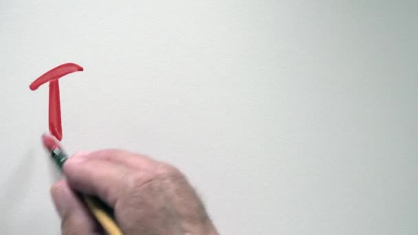 Рукою людини написання слова "Я тебе люблю" з червоним гуаш — стокове відео