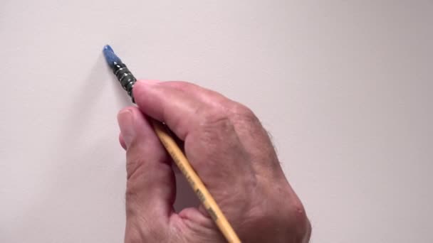 Человеческое рукописное слово "PAIX" на французском языке с голубым гуашем — стоковое видео