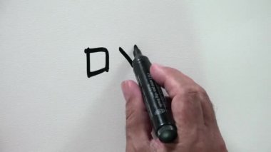 Evet-Hayır onay kutularını siyah mürekkeple çizim insan eli