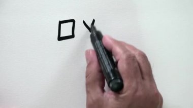 Evet-Hayır onay kutularını siyah mürekkeple çizim insan eli