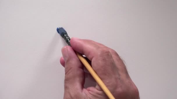 Menselijke hand schrijven woord "Cool" met blauw gouache — Stockvideo