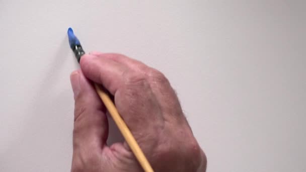 Menselijke hand schrijven woord "Tekenen" met blauw gouache — Stockvideo